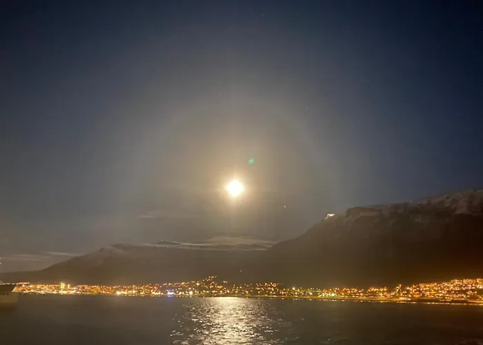 Royal On The Edge By The Sea